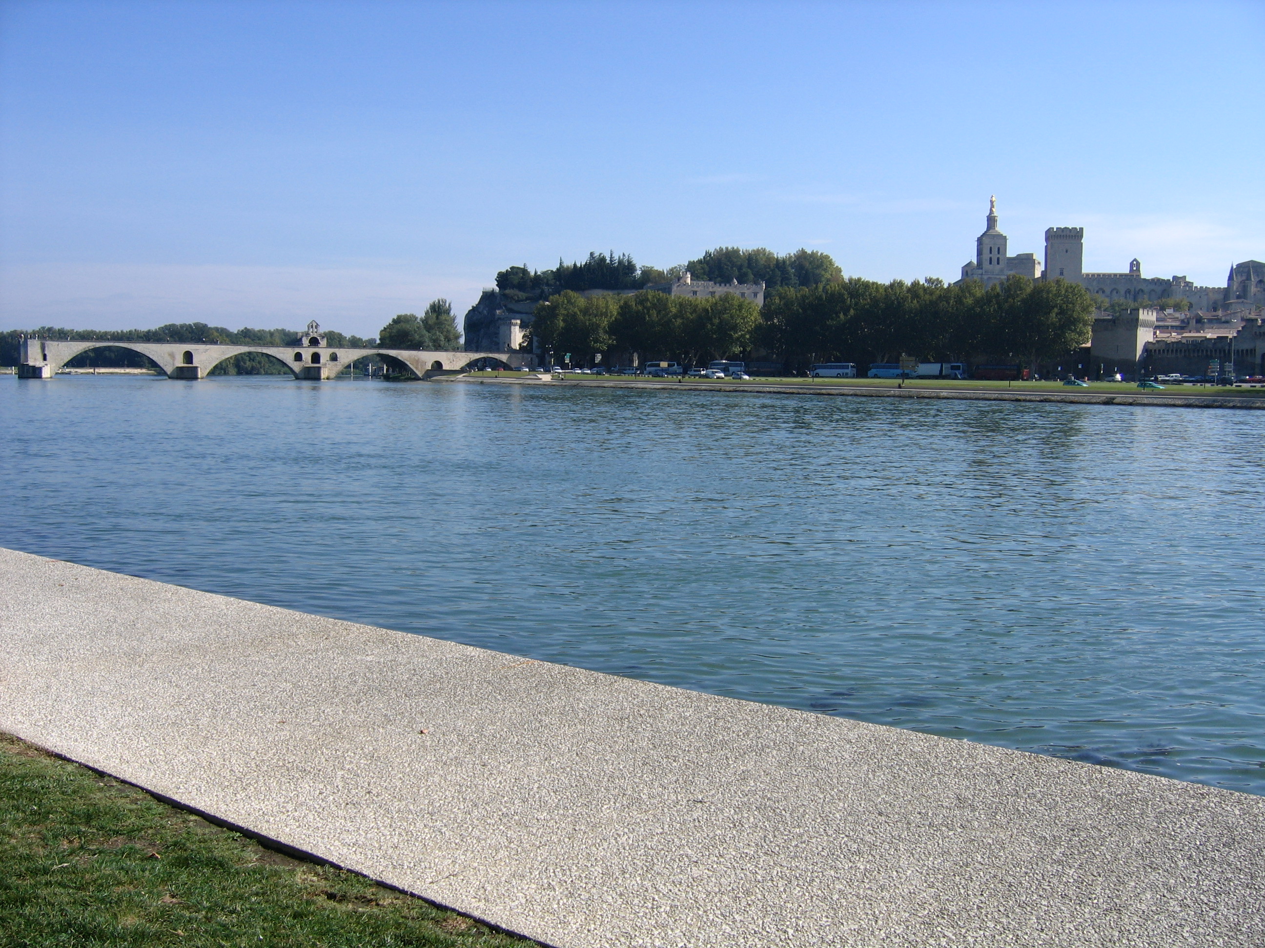 Trottoirs et allée béton en béton désactivé Artevia® Relief