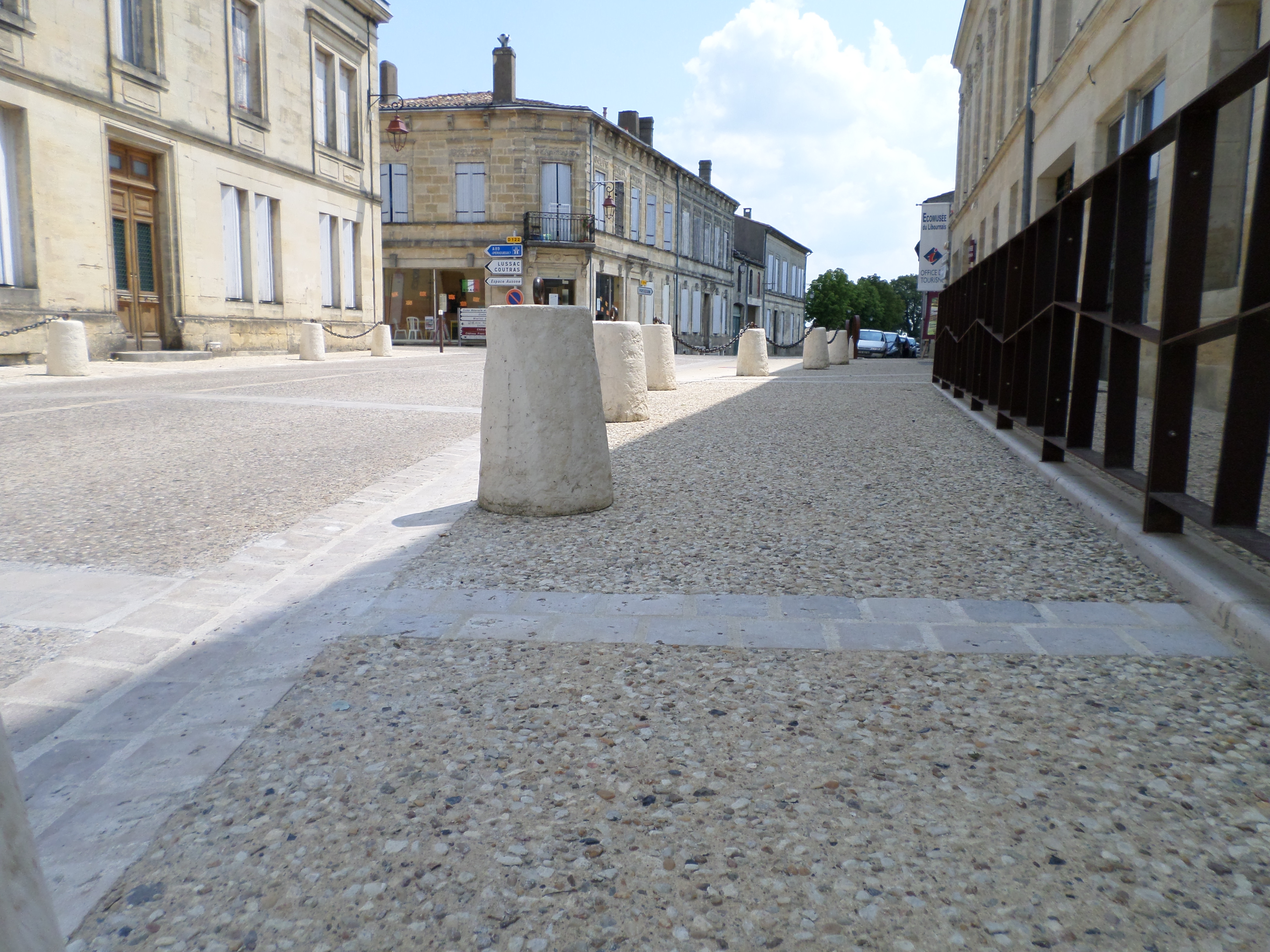 Trottoirs, allée béton et piste cyclable