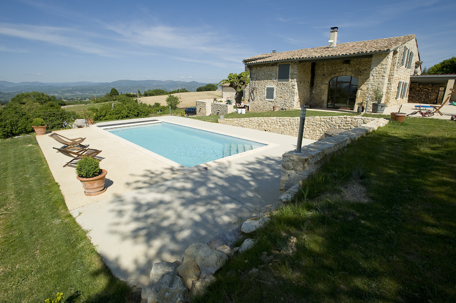Terrasse de piscine en béton bouchardé Artevia® Roche