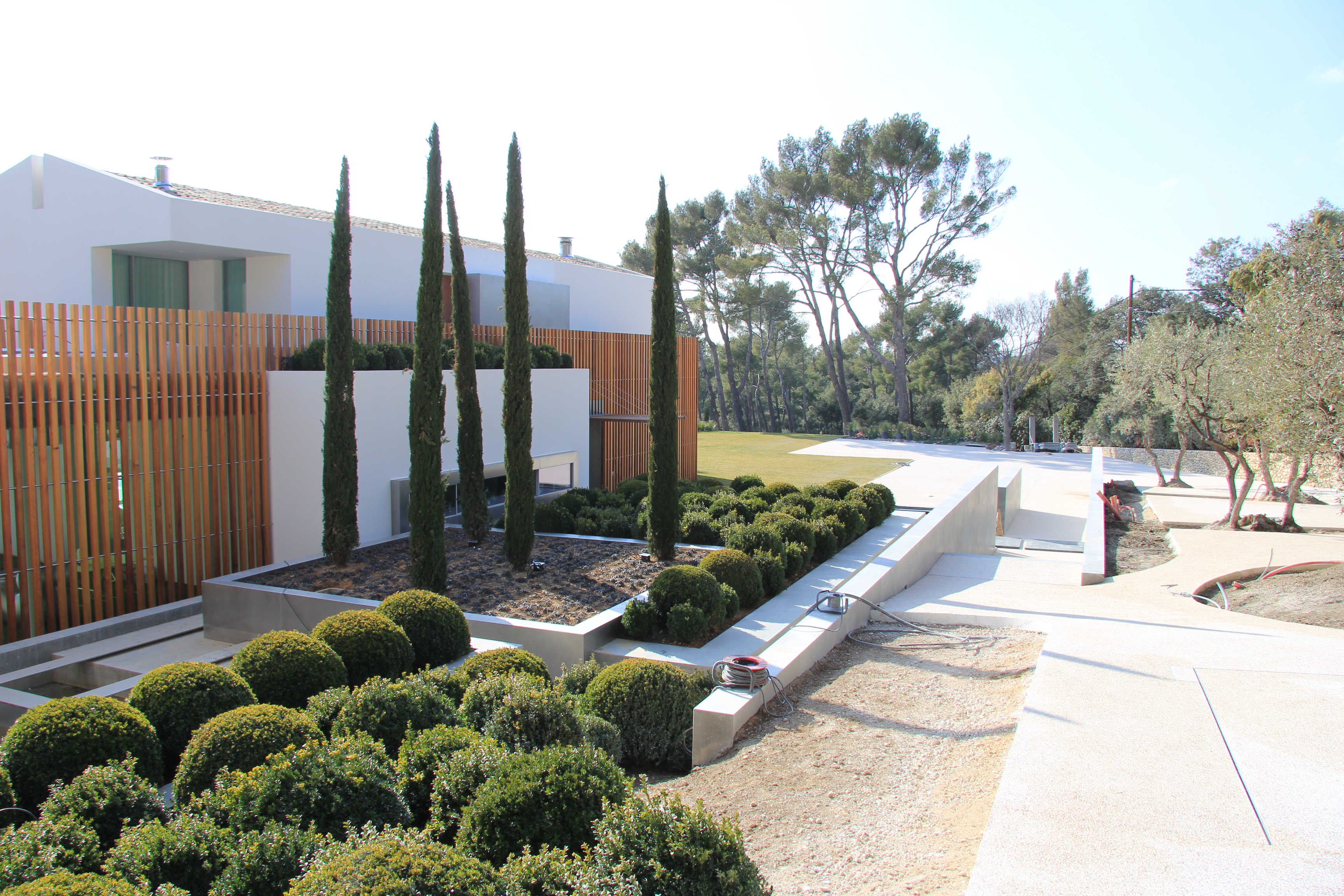 Allée et bordure de jardin en béton bouchardé Artevia® Roche