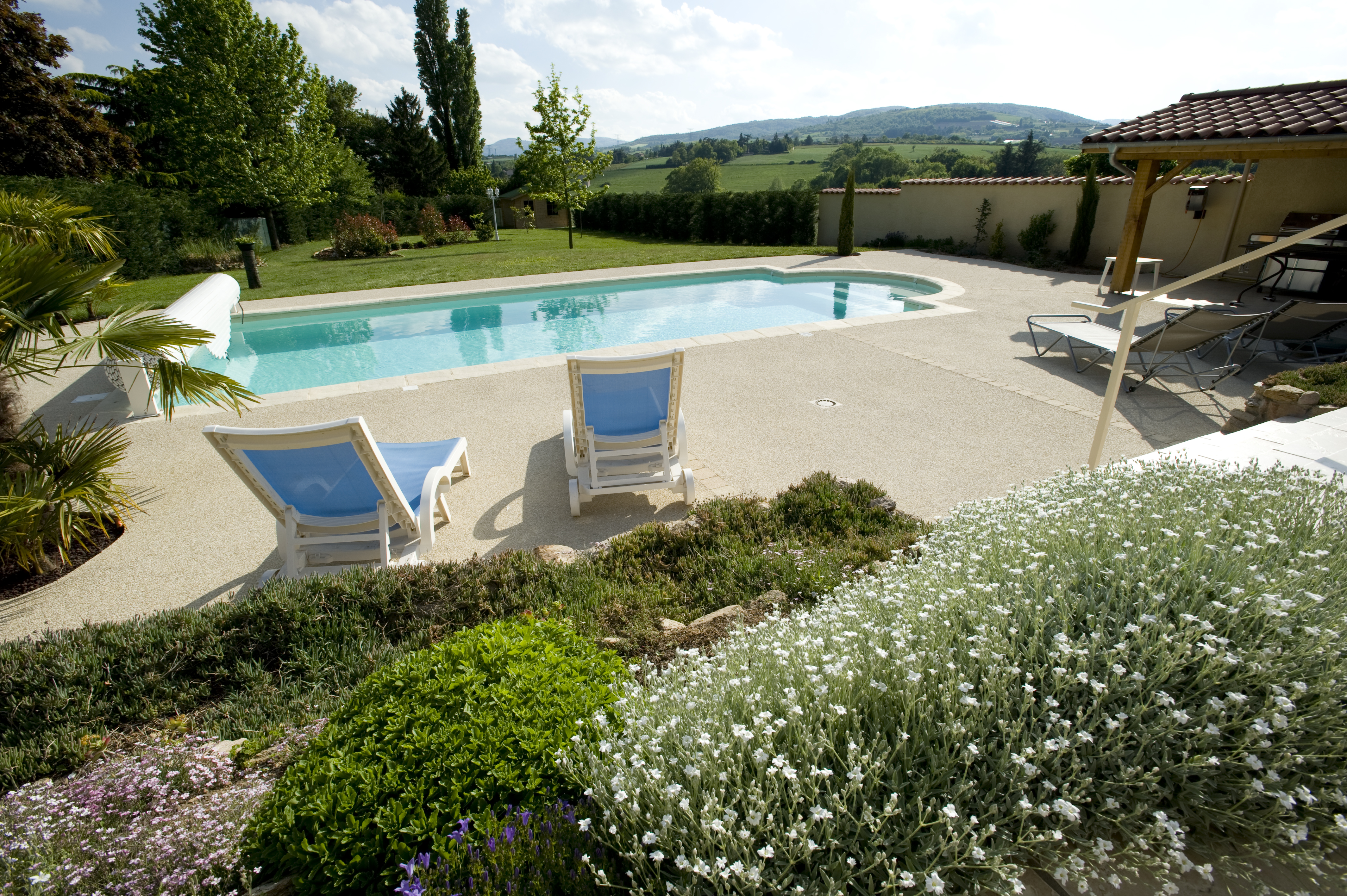 Plage de piscine en béton drainant Hydromedia®