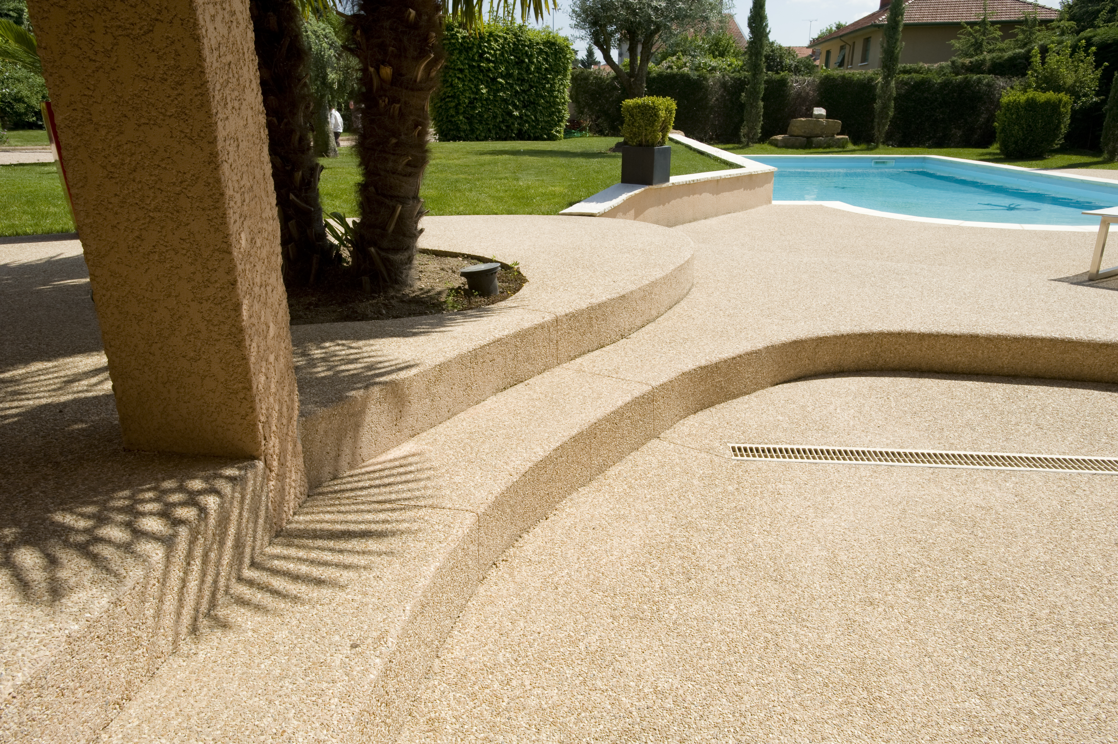 Terrasse de piscine et marche en Artevia Relief