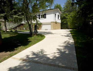 Accès parking et garage en béton bouchardé Artevia® Roche