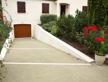 Accès parking et garage en béton drainant Hydromedia®