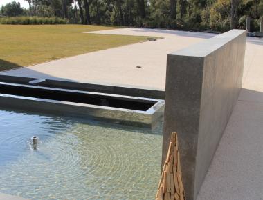 Terrasse de piscine en béton effet sablé Artevia® Saharo