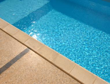 Terrasse de piscine en béton poli Artevia® Poli