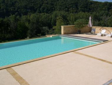 Terrasse de piscine en béton bouchardé Artevia® Roche