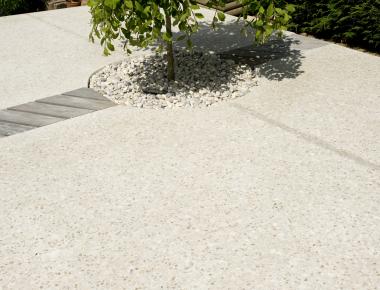 Allées et bordure de jardin en béton bouchardé Artevia® Roche