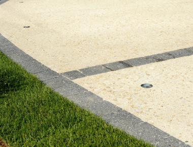 Allées et bordure de jardin en béton bouchardé Artevia® Roche