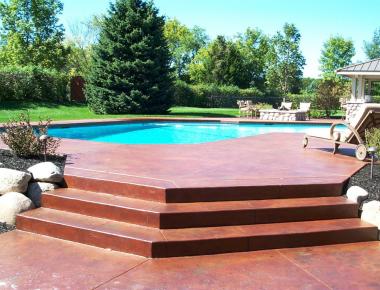 Terrasse de piscine en béton coloré dans la masse Artevia® Color