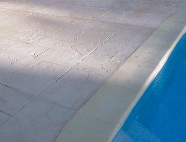 Terrasse de piscine en béton imprimé dans la masse Artevia® Empreinte