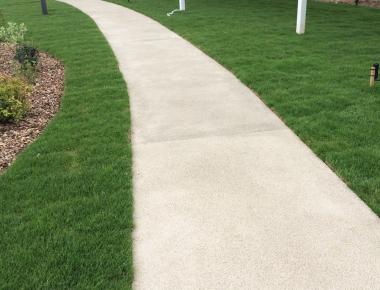 Allées et bordure de jardin en béton drainant Hydromedia®
