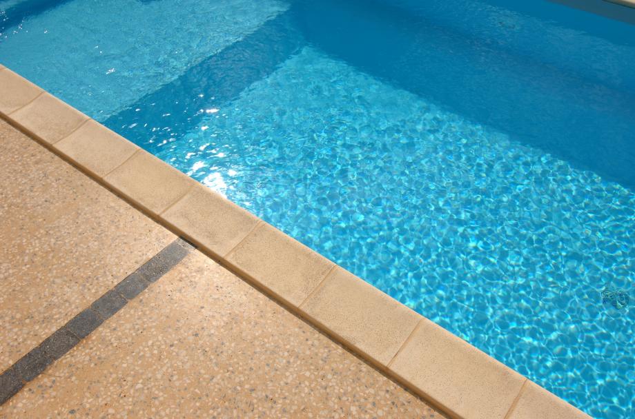 Tour de piscine en béton imprimé (texture/peau effet roche)